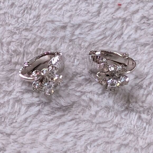 Vintage Avon Rhinestone Floral Stud Clip On Earrings Silver Tiny Sparkly - Picture 2 of 3
